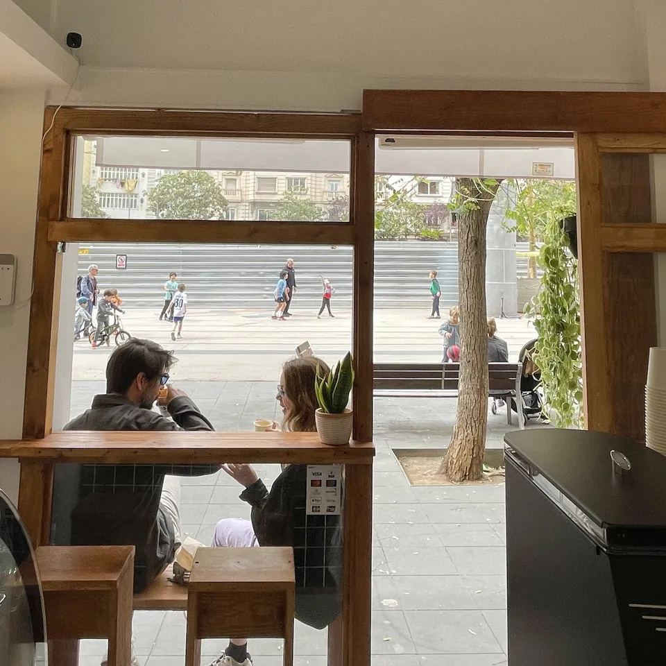 La barra junto a la ventana que da a la plaza