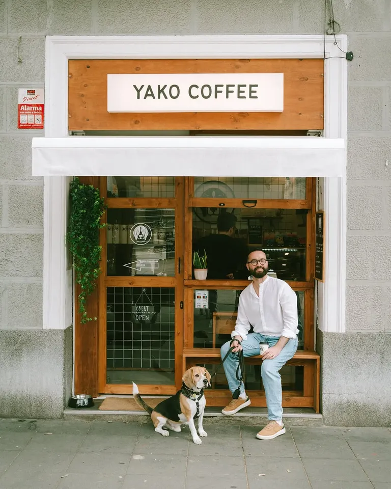 La fachada de madera de Yako Coffee en Gal·la Placídia, con Yako, el beagle, en la puerta