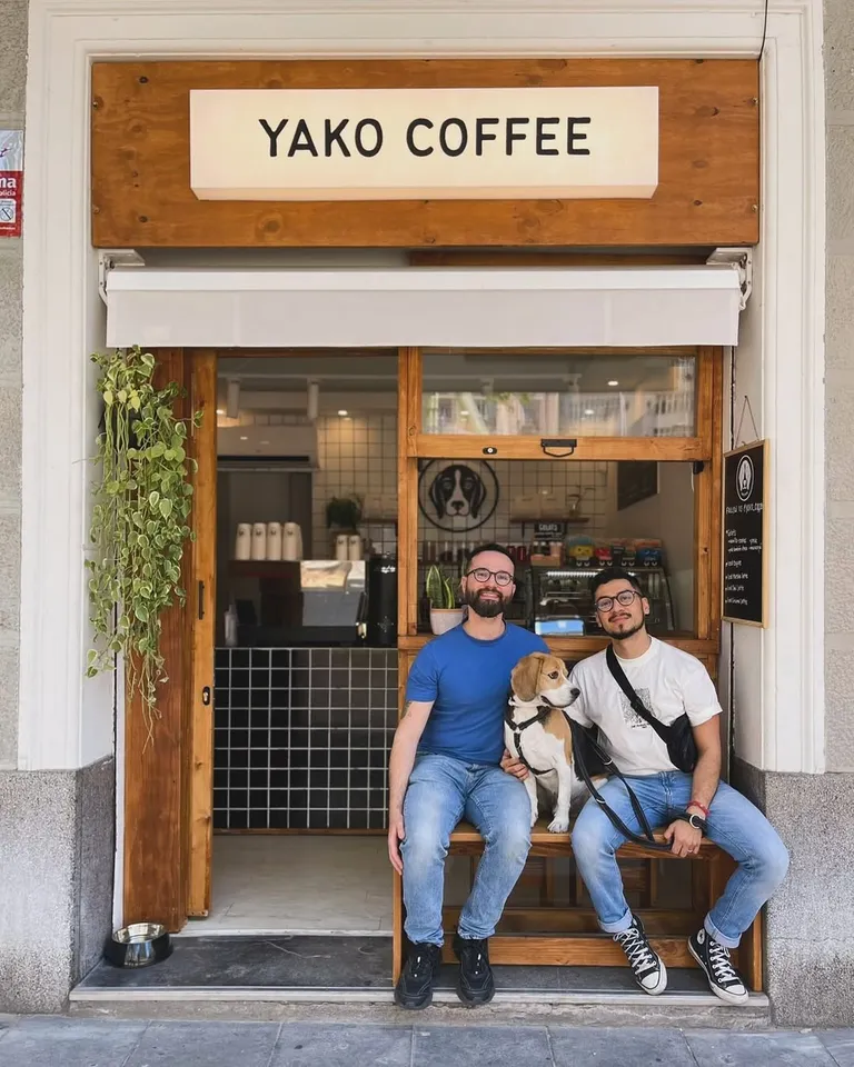 Dos de Yako Coffee sentados en el banco de fuera con Yako
