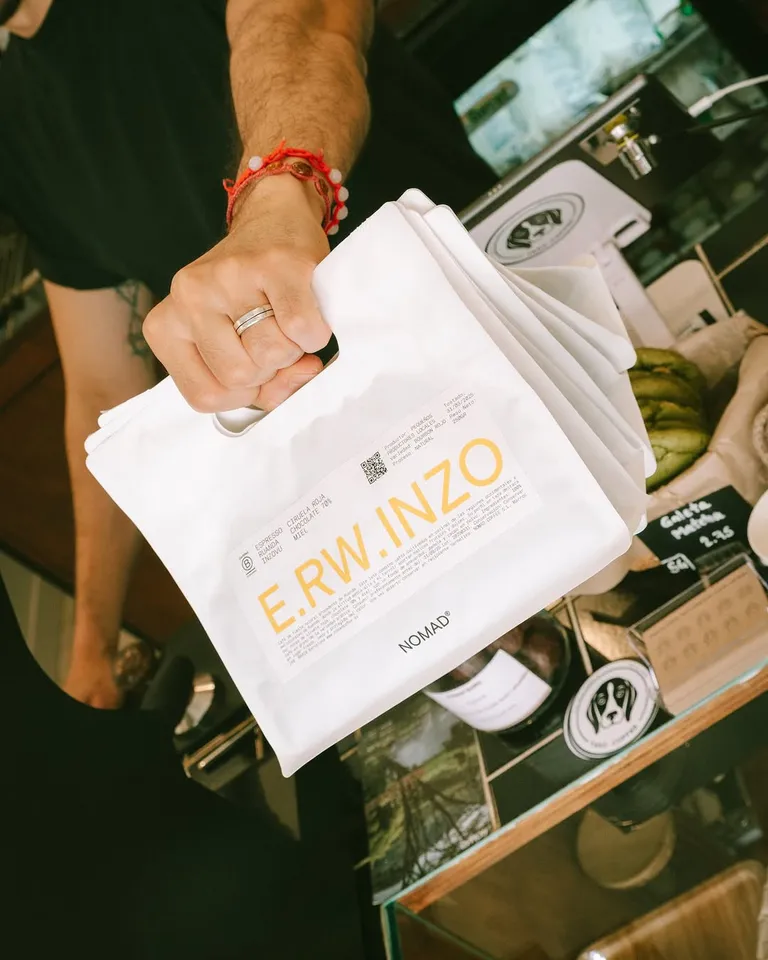 Una bolsa de café de Nomad sobre la máquina