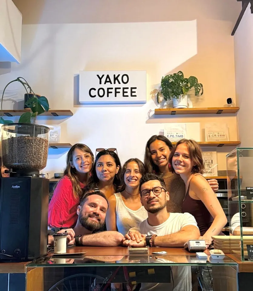 El equipo de Yako Coffee en la barra