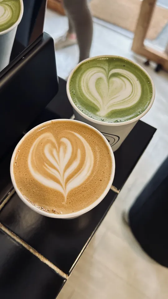 Un latte y un matcha latte con arte latte